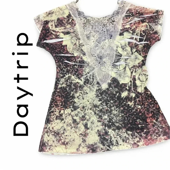 **Lace-Back Allure: Large/X-Large Daytrip Top** - Picture 3 of 5